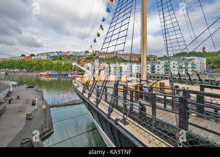 BRISTOL ANGLETERRE DU CENTRE VILLE ET DU PORT SUR LA RIVIÈRE AVON À L'ARSENAL DE L'OUEST QUAI DE CONDENSATS CHAUDS BRUNELS SS GREAT BRITAIN la proue du navire Banque D'Images