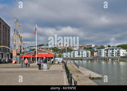 Le CENTRE-VILLE DE BRISTOL EN ANGLETERRE ET LE PORT SUR LA RIVIÈRE AVON À CONDENSATS CHAUDS DOCKSIDE RESTAURANT PARASOLS ROUGE À CÔTÉ DE L'ARSENAL DE L'OUEST ET DE SS GREAT BRITAIN Banque D'Images