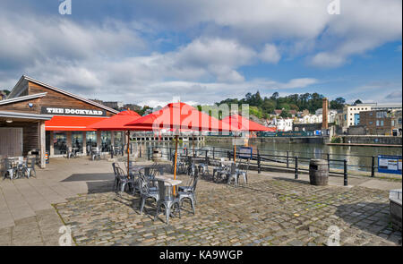 BRISTOL ANGLETERRE DU CENTRE VILLE ET DU PORT SUR LA RIVIÈRE AVON À L'arsenal de condensats chauds RESTAURANT PROCHE DE LA MAIRIE DE BATEAU Banque D'Images