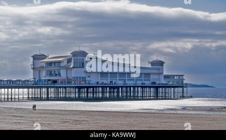 WESTON SUPER MARE SOMERSET EN ANGLETERRE d'une journée ensoleillée LE BÂTIMENT PRINCIPAL DE L'HÔTEL GRAND PIER À marée basse Banque D'Images