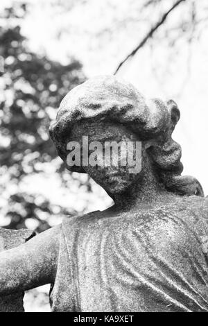 RAHWAY, NEW JERSEY - le 28 avril 2017 : les détails d'une statue de l'ange au-dessus d'une tombe du cimetière Rahway Banque D'Images