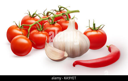 Branche de tomates cerises rouges frais avec des feuilles vertes, seule la tomate, l'ail avec le clou de girofle et les légumes piment rouge isolé sur fond blanc Banque D'Images