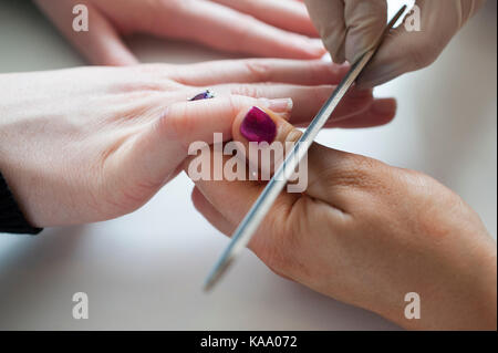 Manucure professionnelle manucure clients ongles dans un salon de manucure, près des mains Banque D'Images