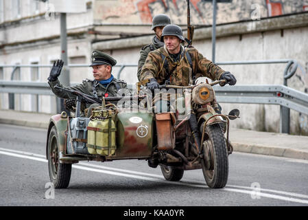 Gryfino, Pologne, 23 septembre 2017 : reconstitution historique de la bataille d'Arnhem, les soldats allemands à cheval sur une moto. Banque D'Images