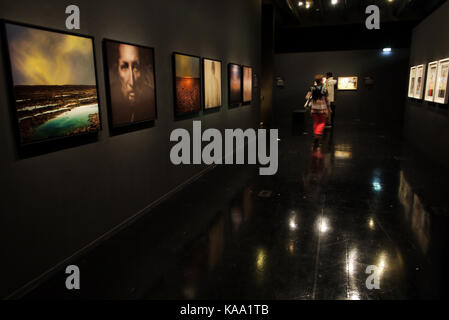 Institut du Monde Arabe (IMA) abrite la deuxième Biennale de la photographie dans le monde arabe contemporain, paris france Banque D'Images