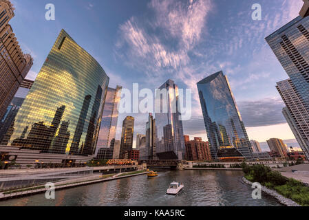 Le centre-ville de Chicago et Chicago River avec les ponts pendant le coucher du soleil. Banque D'Images