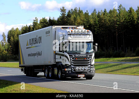 Salo, Finlande - le 17 septembre 2017 : super scania r500 rationaliser semi-remorque de transport de raukko oy sur la route par un après-midi ensoleillé du sud de finl Banque D'Images