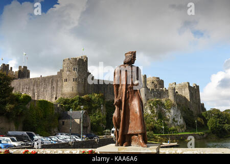 Statue de Henry VII au château de Pembroke, Pembrokeshire, Pays de Galles Banque D'Images