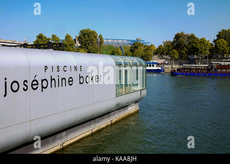 La piscine Joséphine Baker à Paris, France Banque D'Images