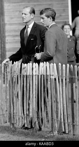 Un moment entre père et fils, le Prince Charles (alors âgé de 19ans) et son père le prince Philip, duc d'Édimbourg. Le jeune prince était à la recherche de conseils de la part de son père durant un match de polo à Cowdray Park dans le West Sussex. (Un droit exclusif d'auteur David Cole, à partir des archives du Service de presse Portrait) Banque D'Images