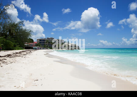 Accra beach (également connu sous le nom de Rockley Beach), une des plus animées et des plus belles plages de la Barbade Banque D'Images