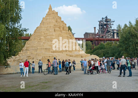 Château de sable de rupture record qui a gagné une entrée dans le Guiness Book des Records en Parc Landschafts Duisburg Nord, l'Allemagne, 2017, Banque D'Images