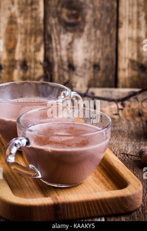 Chocolat chaud servi dans des tasses en verre vintage pour deux personne Banque D'Images