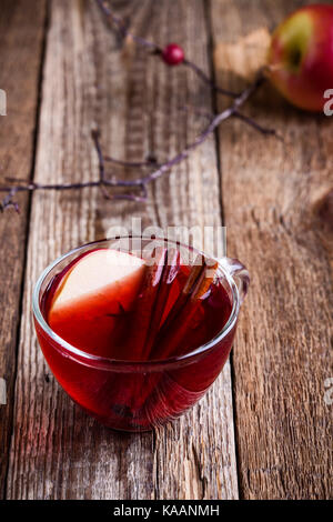 Vin chaud avec des tranches de pomme dans du verre sur table en bois rustique tasses Banque D'Images
