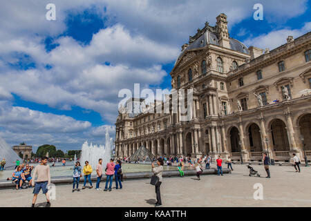 Paris, France - 16 juin 2017 : personnes non identifiées par le musée du Louvre à Paris, France. Banque D'Images