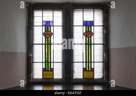 Cette image représente un vitrail de l'église St Matthew de Paisley, mettant en valeur son design complexe, son importance historique et sa valeur artistique. Banque D'Images