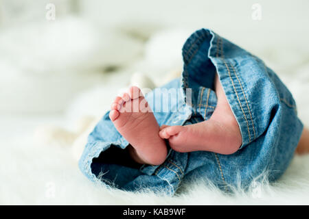 Peu de pieds bébé garçon, bébé se coucher dans le lit dans l'après-midi, lumière naturelle Banque D'Images