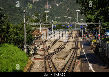 Wengen, Oberland Bernois, Suisse - 31 juillet 2017 : wengernalpbahn railwaystation dans village sans voiture wengen dans l'été Banque D'Images