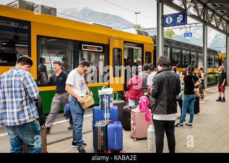 Wengen, Oberland Bernois, Suisse - 31 juillet 2017 : les touristes avec une assurance et de la gare de Lauterbrunnen à Kleine Scheidegg dans l'railwaystati Banque D'Images