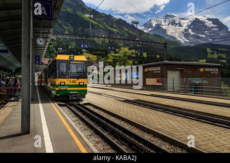 Wengen, Oberland Bernois, Suisse - 31 juillet 2017 : train de la wengernalpbahn de Lauterbrunnen à Kleine Scheidegg en gare en auto-fr Banque D'Images