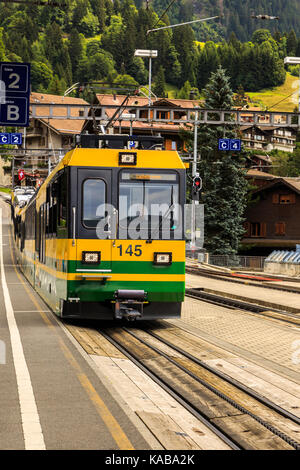 Wengen, Oberland Bernois, Suisse - 31 juillet 2017 : train de la wengernalpbahn De Kleine Scheidegg à Lauterbrunnen en gare en auto-fr Banque D'Images