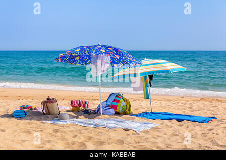 Deux parasols et l'équipement de plage en mer Banque D'Images