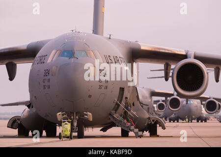 Les membres de 502e Escadron de préparation logistique charger des fournitures dans un C-17 Globemaster III à Joint Base San Antonio-Lackland, Texas Banque D'Images