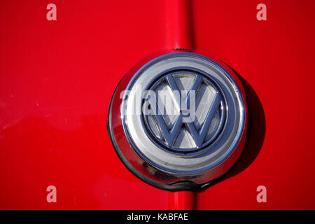 Badge Voiture VW à l'avant d'une Volkswagen Coccinelle rouge Banque D'Images