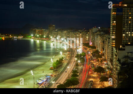 Trafic le long de l'Avenida Atlantica et de la plage de Copacabana au crépuscule, Rio de Janeiro, Brésil, Amérique du Sud Banque D'Images