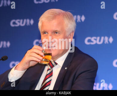 Munich, Allemagne. 25 septembre, 2017. Horst Seehofer, après une longue discussion dans le caucus du premier ministre de la Bavière, Horst Seehofer, csu's top candidat Joachim Herrmann et secrétaire général andreas scheuer a tenu une conférence de presse. Il a commencé avec deux heures de retard. crédit : Alexander pohl/pacific press/Alamy live news Banque D'Images