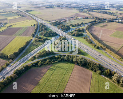 Vue aérienne d'une intersection de l'autoroute avec un échange de feuilles de trèfle Banque D'Images