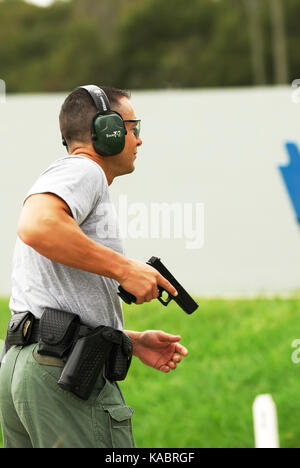 Adjoint du shérif tire sur le champ de tir à l'application de la loi centre de formation utilisés par les agents de police, et d'adjoints du shérif, USA. Banque D'Images