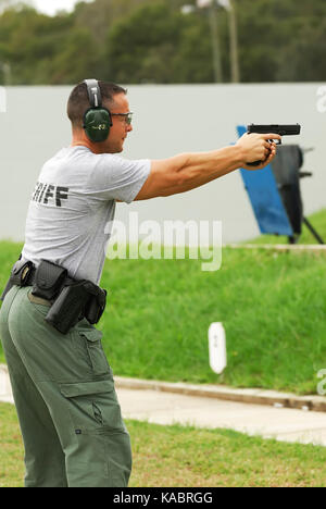 Adjoint du shérif tire sur le champ de tir à l'application de la loi centre de formation utilisés par les agents de police, et d'adjoints du shérif, USA. Banque D'Images