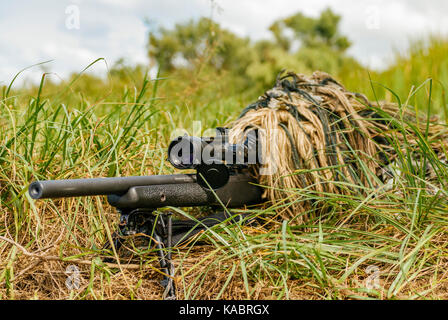 SWAT Police sniper dans un ghillie suit à la portée de fusil à travers une végétation dense entouré par la police au cours d'un exercice de formation aux Etats-Unis. Banque D'Images