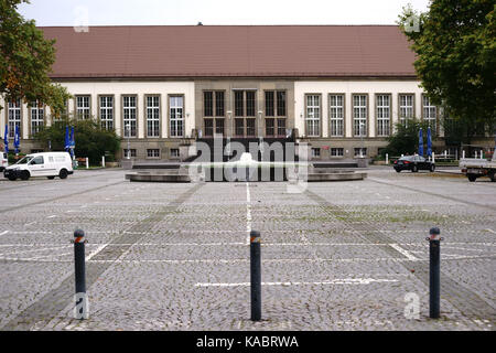 Mainz, Allemagne - 24 octobre 2017 : le hans klenk fontaine sur le terrain de l'université Johannes Gutenberg devant l'aula le 24 octobre, 201 Banque D'Images