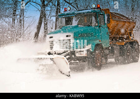 Chasse-neige faisant l'enlèvement de la neige au cours de blizzard Banque D'Images