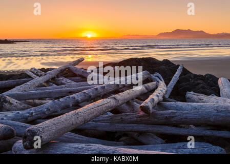 Le coucher du soleil, la plage de Wickaninnish, Réserve de parc national Pacific Rim, l'île de Vancouver, Colombie-Britannique, Canada Banque D'Images