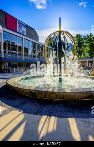 Fontaine à l'extérieur de Queen Elizabeth Theatre, Vancouver, Colombie-Britannique, Canada. Banque D'Images