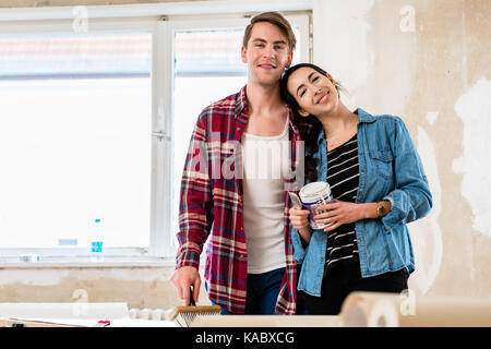 Portrait of a happy young couple holding accueil outils pour remodeli Banque D'Images