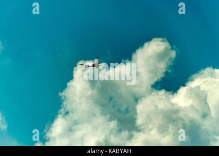 Allemagne Düsseldorf, 03.09,2017 : air berlin airlines Airbus A320-232 décollage piste de départ blue cloudy sky Banque D'Images