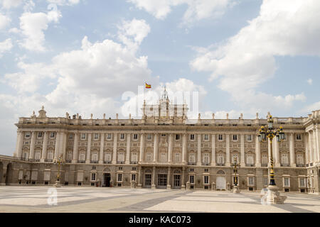 Vue de face du Palacio Real à Madrid, Espagne. Banque D'Images