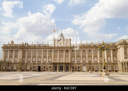 Vue de face du Palacio Real à Madrid, Espagne. Banque D'Images