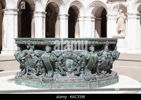 Détail de l'une des têtes de puits au 16ème siècle dans la cour intérieure du Palais Ducal, le Palais Ducale, ou Palais des Doges, Venise, Vénétie, Italie Banque D'Images