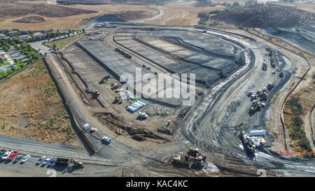 Vue aérienne de tracteurs sur le développement d'un site de construction. Banque D'Images