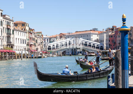 Trois gondoliers rowing leurs gondoles avec des touristes sur le Grand Canal près du Pont du Rialto, Venise, Italie Banque D'Images