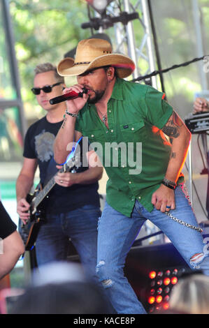 Jason aldean effectue sur le 'aujourd'hui' show concert mettant en vedette : Jason aldean où : new york city, new york, united states Quand : 25 août 2017 Crédit : dan jackman/wenn.com Banque D'Images