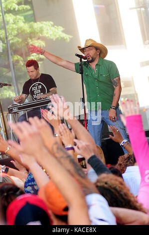 Jason aldean effectue sur le 'aujourd'hui' show concert mettant en vedette : Jason aldean où : new york city, new york, united states Quand : 25 août 2017 Crédit : dan jackman/wenn.com Banque D'Images