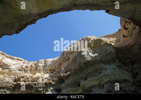 Geological formations rocheuses et des grottes sur la côte de l'algarve du Portugal Banque D'Images