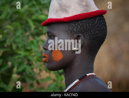 Fille élégant assistant à la cérémonie, Kael, Gurra Hana Mursi, vallée de l'Omo, Ethiopie Banque D'Images