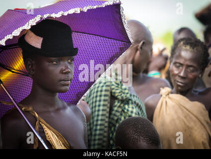 Fille élégant assistant à la cérémonie, Kael, Gurra Hana Mursi, vallée de l'Omo, Ethiopie Banque D'Images